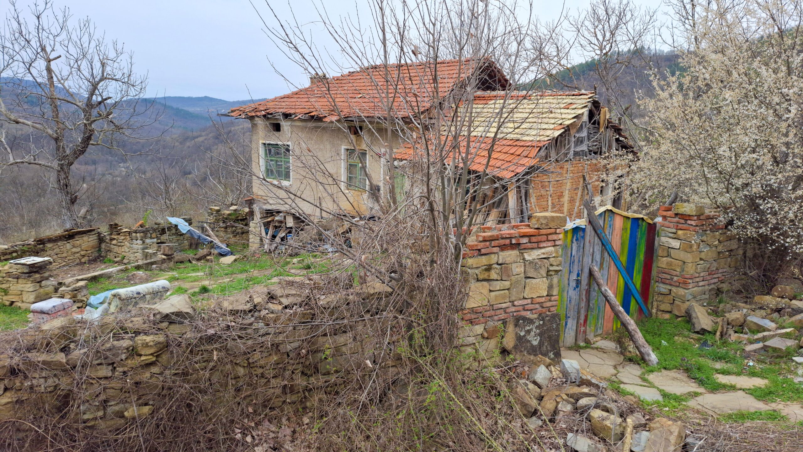 Пустееща къща в Горната махала на Дурча