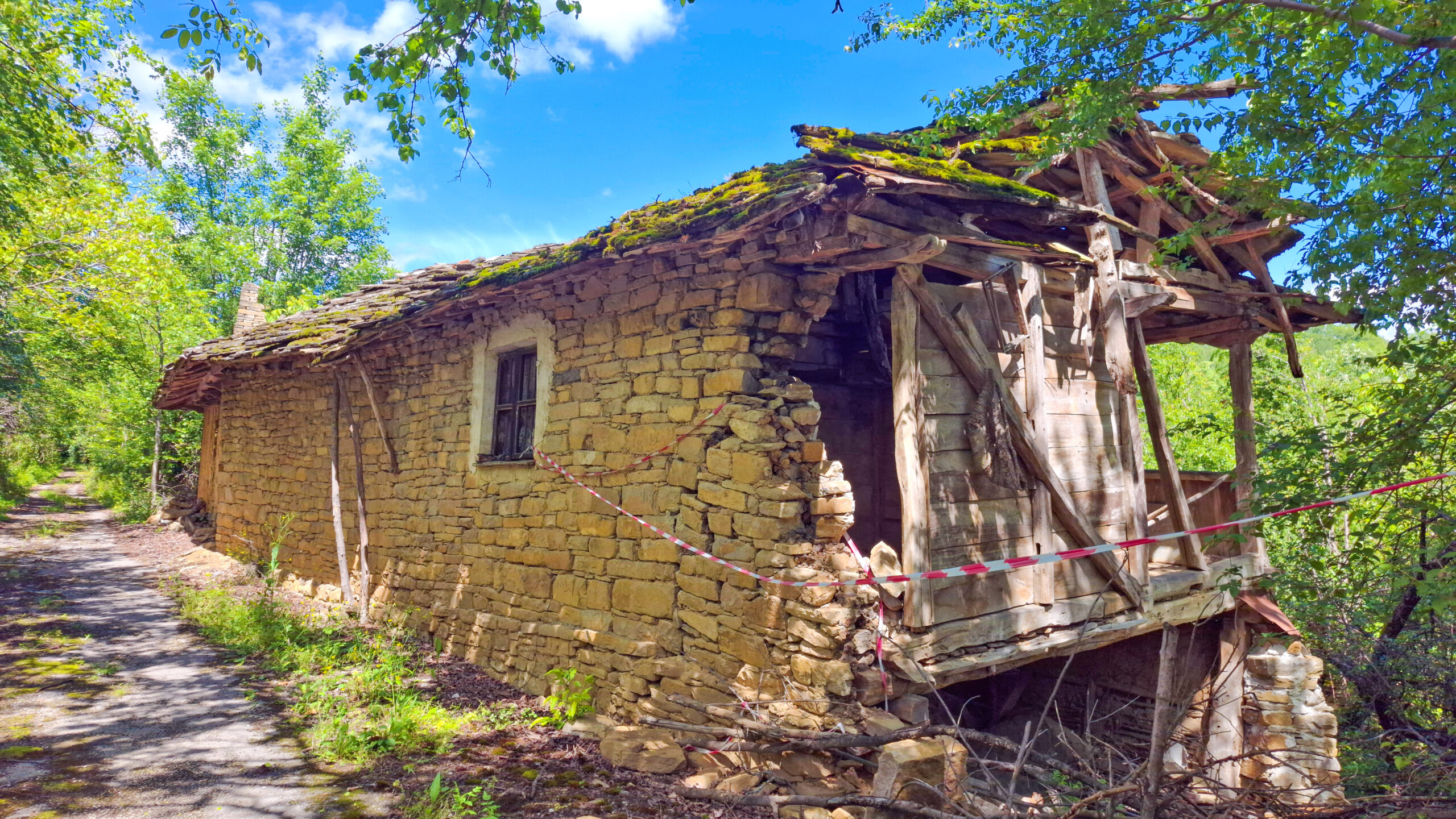 Първата постройка на село Муця Първата постройка на село Муця
