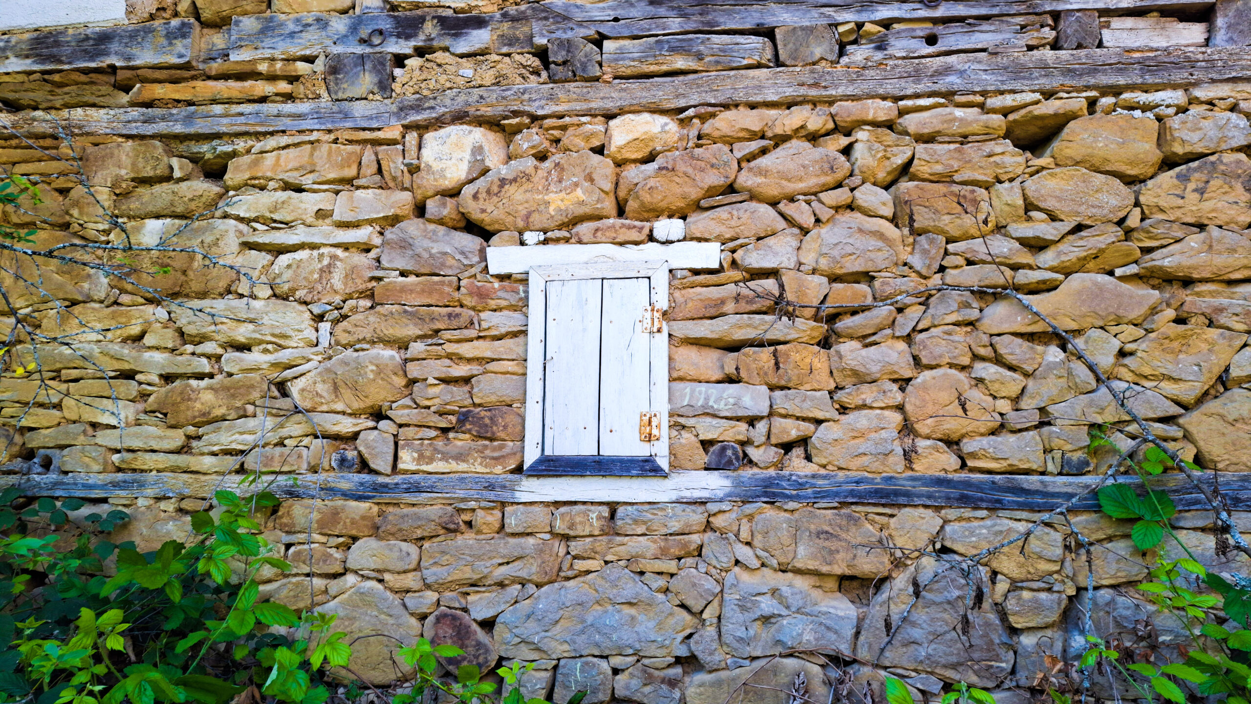 Необитаема къща в с. Муця Необитаема къща в с. Муця