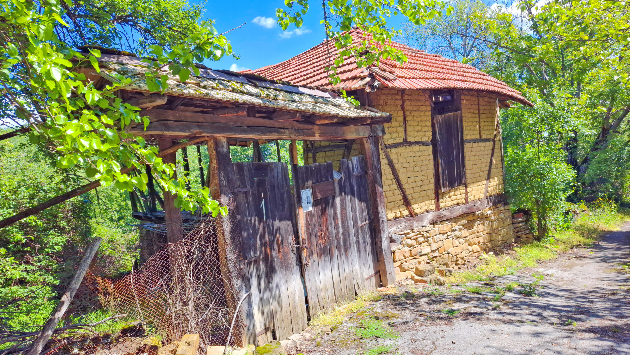 Дървена порта в Муця с възпоменателен некролог