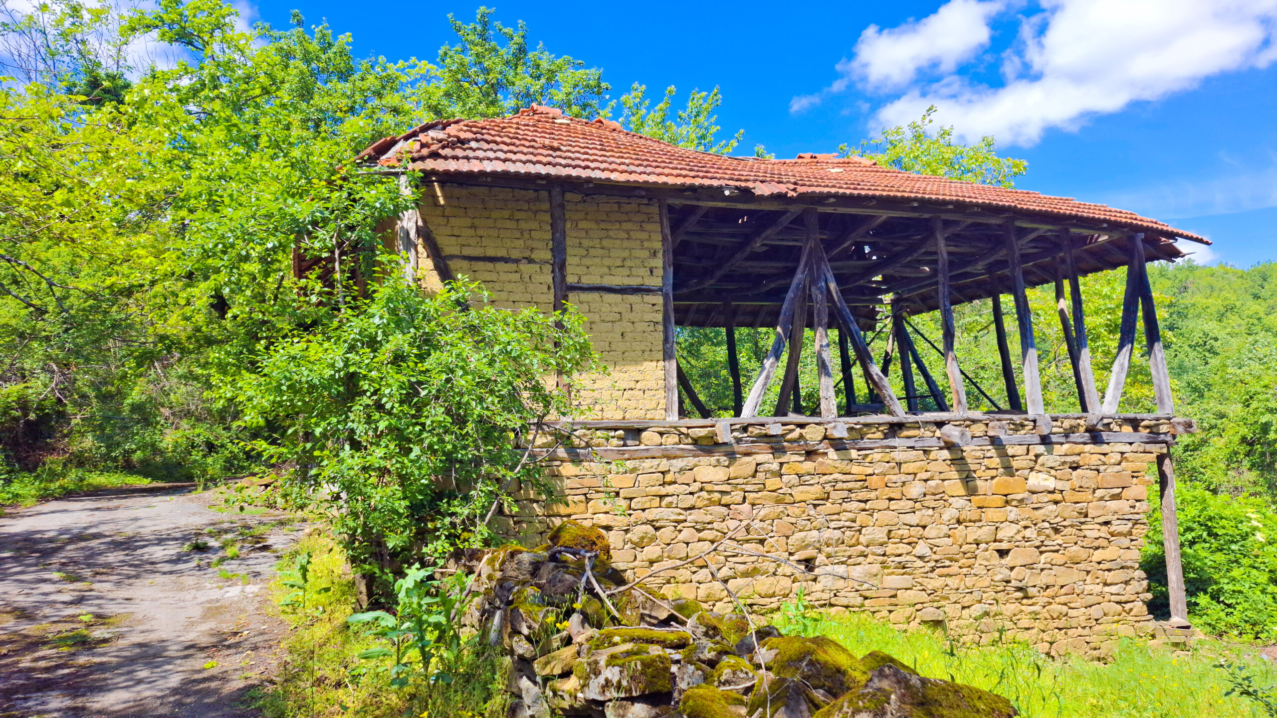 Изоставени постройки в село Муця Изоставени постройки в село Муця
