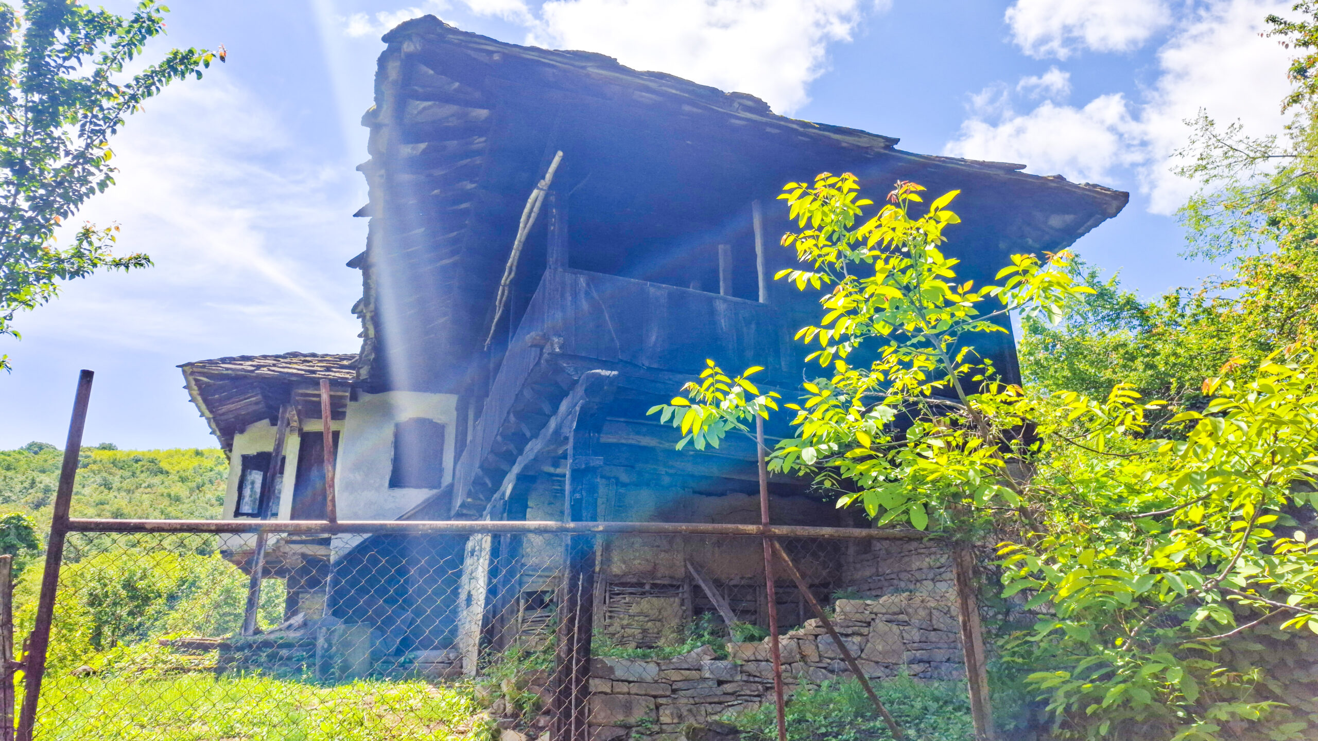 Изоставена богаташка къща на два етажа с чардак, с. Муця