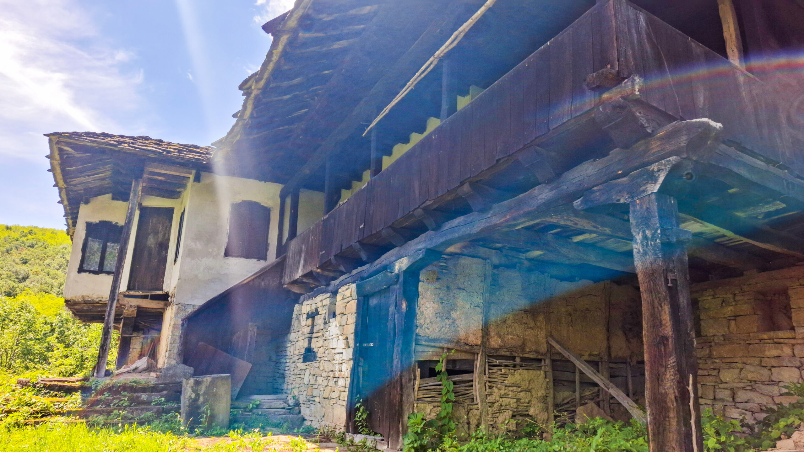 Изоставена богаташка къща на два ката с чардак, с. Муця Изоставена богаташка къща на два ката с чардак, с. Муця