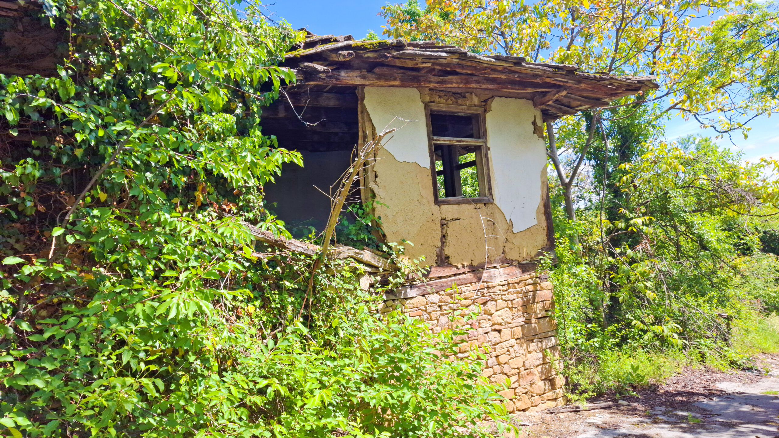 Руини на къща в с. Муця Руини на къща в с. Муця