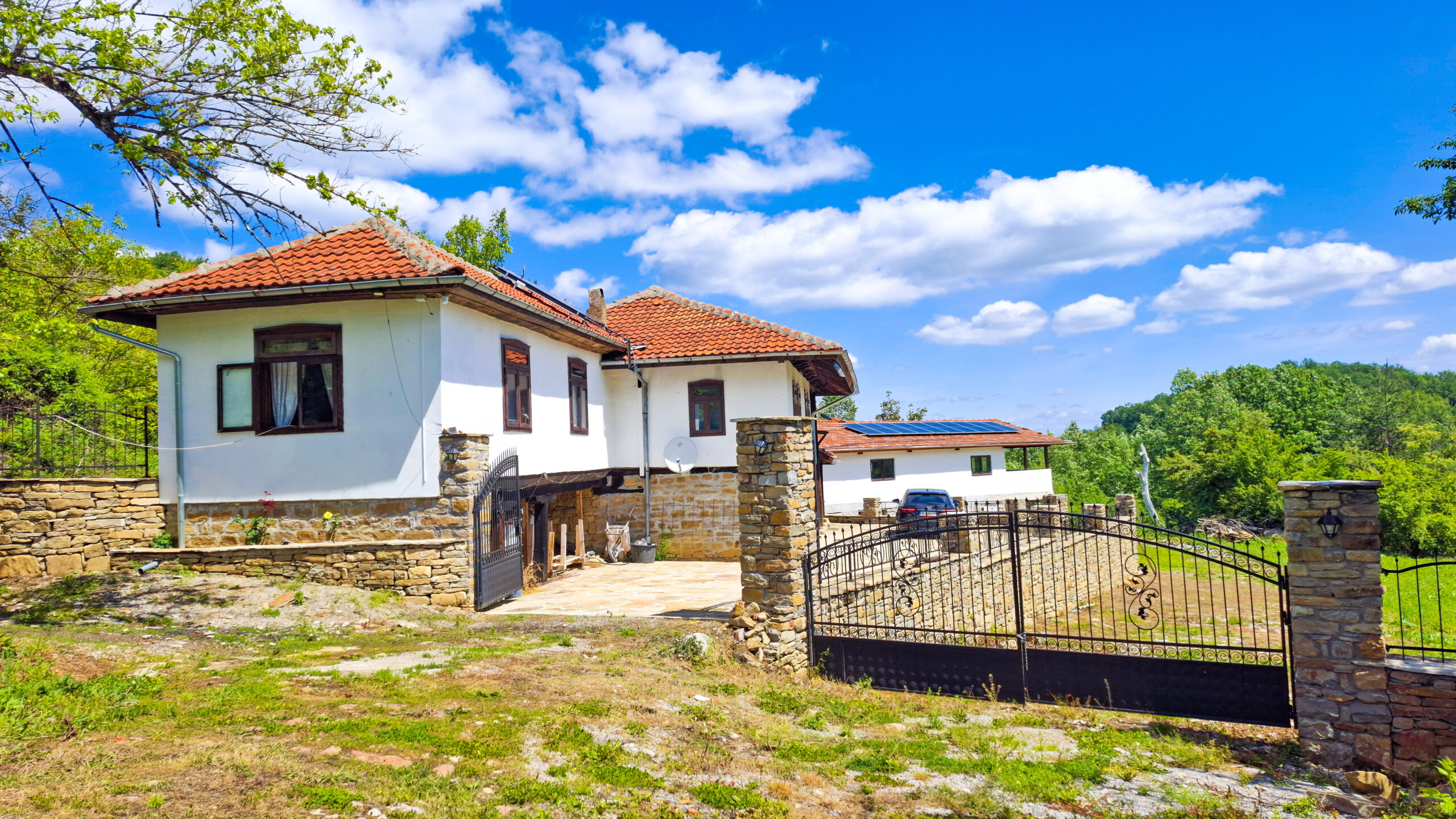 Единствената обновена и обитаема къща в Муця