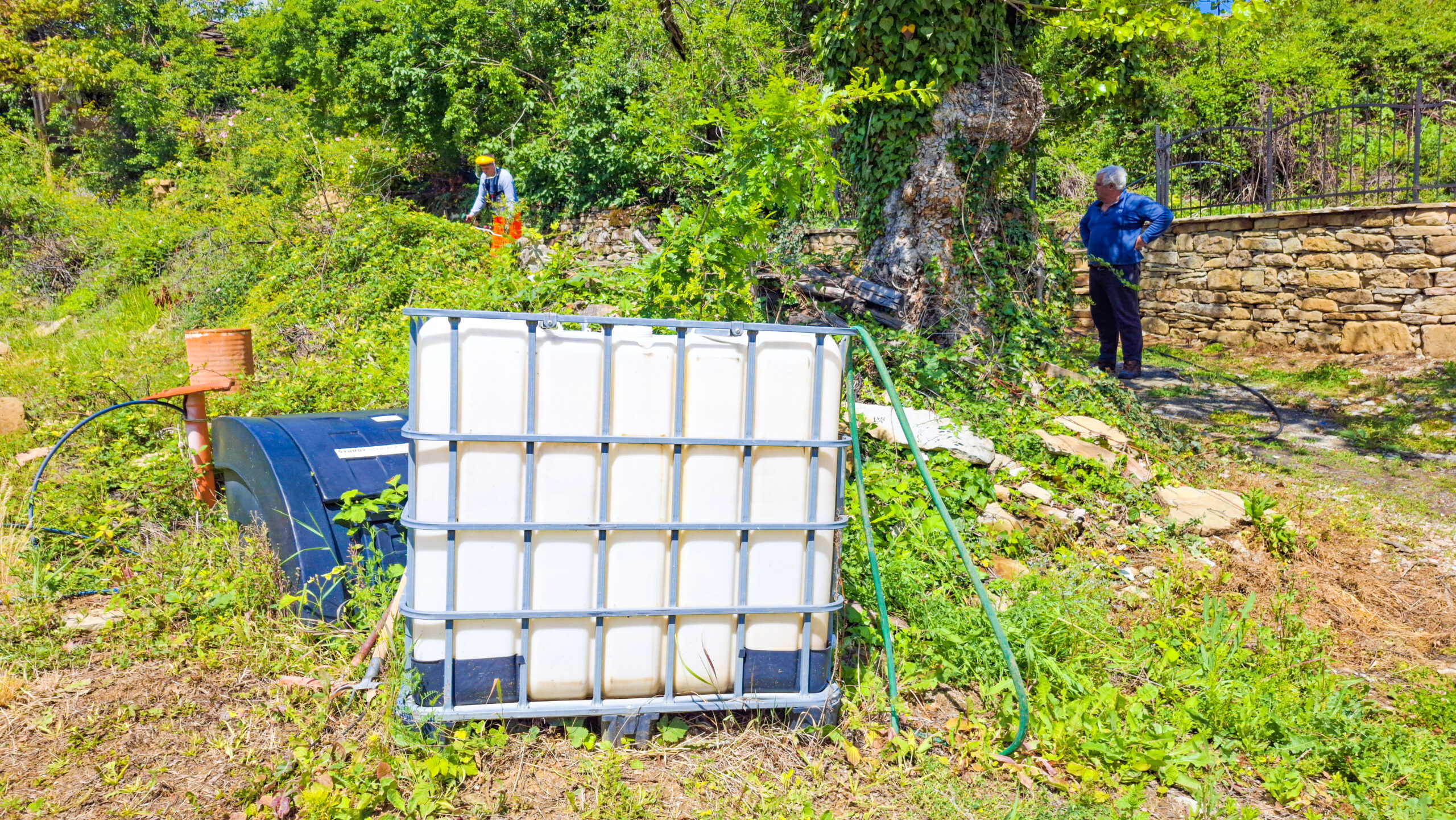Пластмасов резервоар за вода в единствената обитаема къща в Муця Пластмасов резервоар за вода в единствената обитаема къща в Муця
