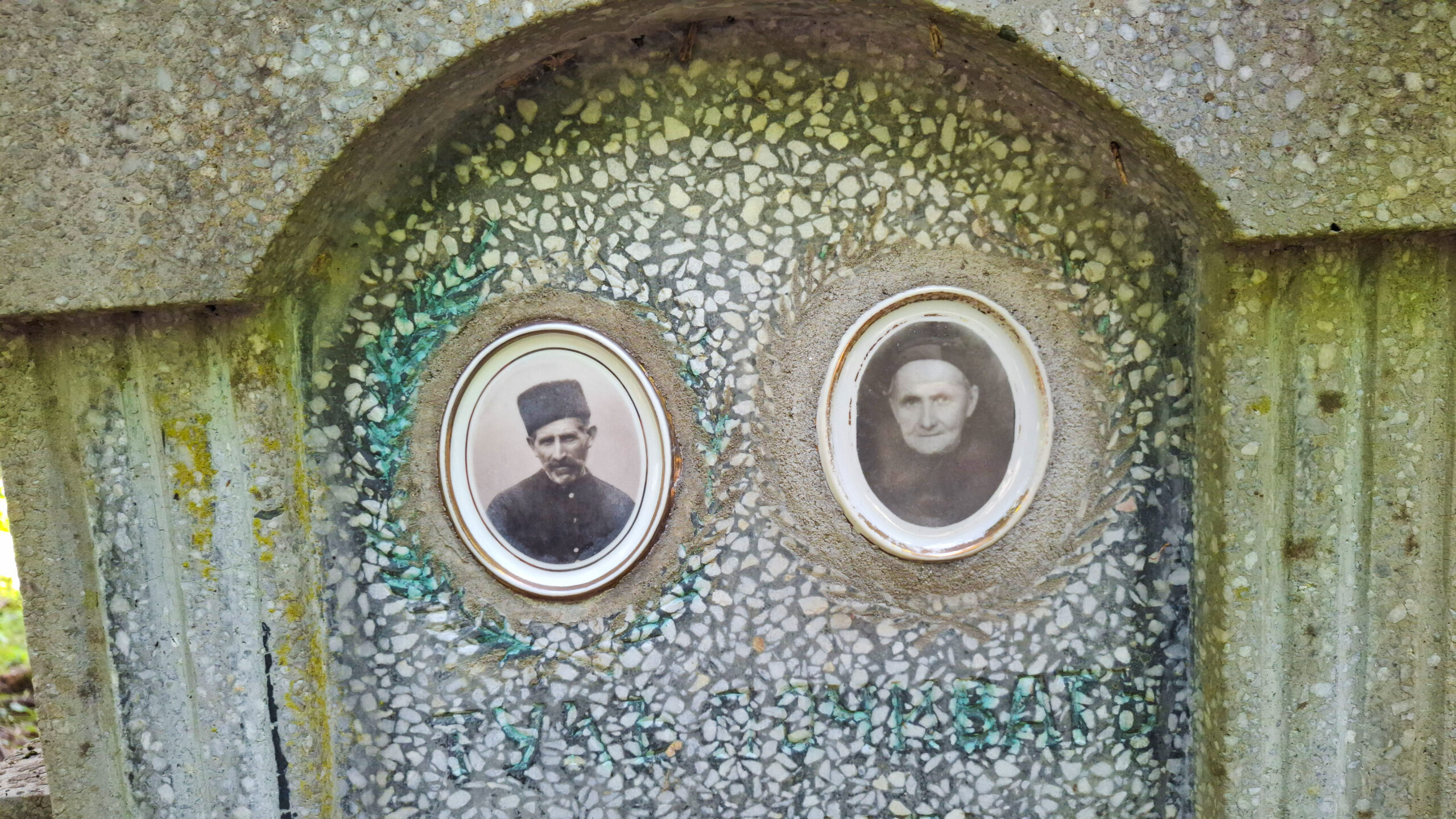 Надгробният паметник на Ангел Илев в гробището на с. Муця Надгробният паметник на Ангел Илев в гробището на с. Муця