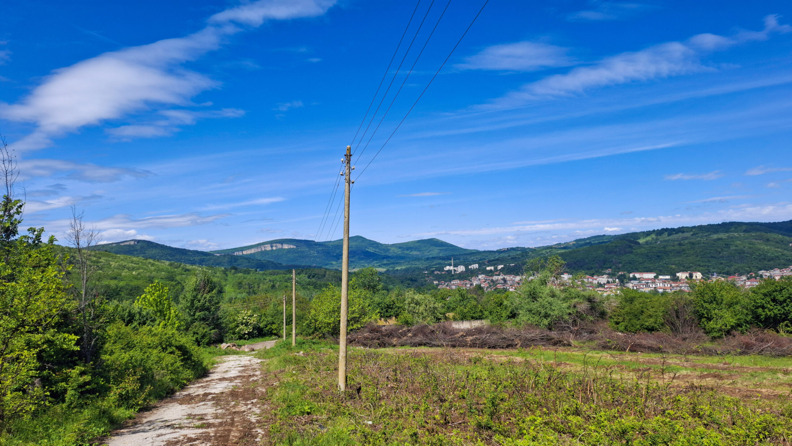 Гледка към Стринавското плато (отпред) и платото Стражата (отзад) от ТКЗС-тата югоизточно от Дряново