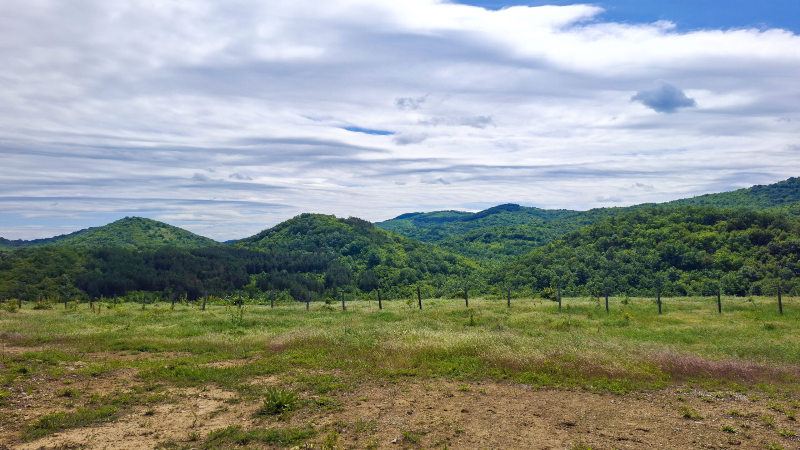 Гледка към крепост Липово градище от бившето сметище, намиращо се на юг от Гърня