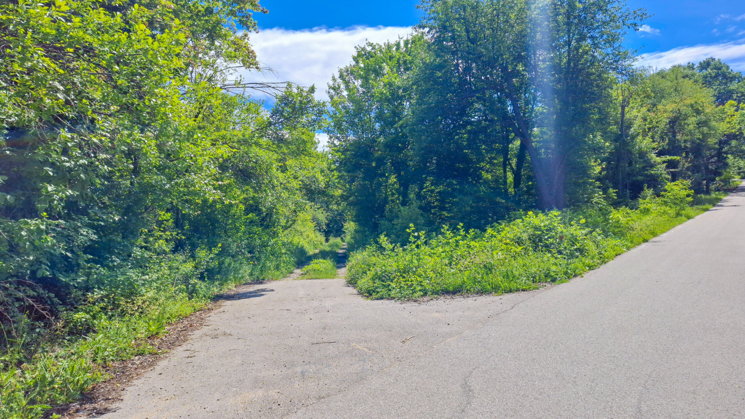 Разклонът вляво за село Муця