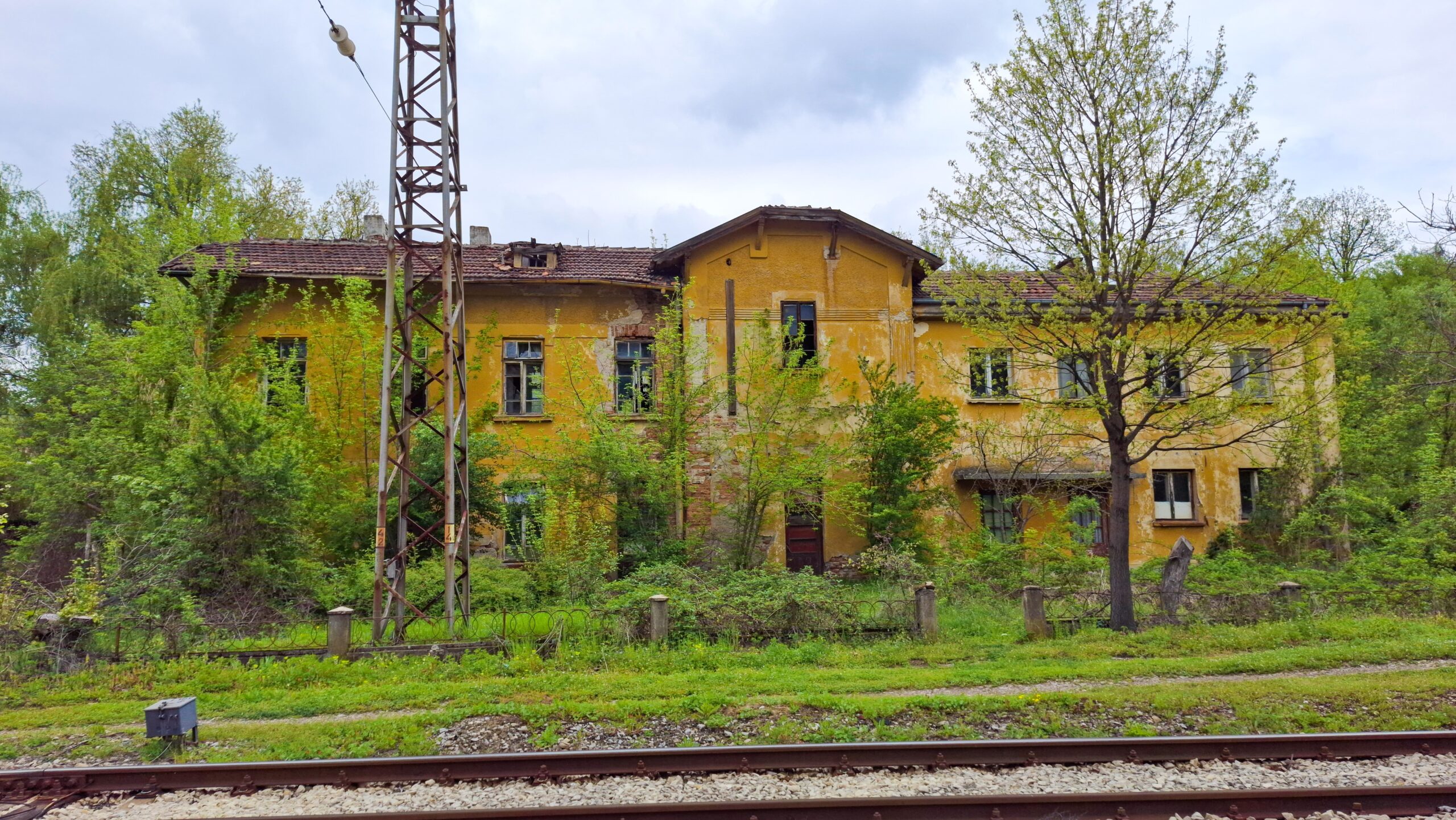 Сграда до гарата в Царева ливада, в която са се помещавали квартири за ЖП работниците