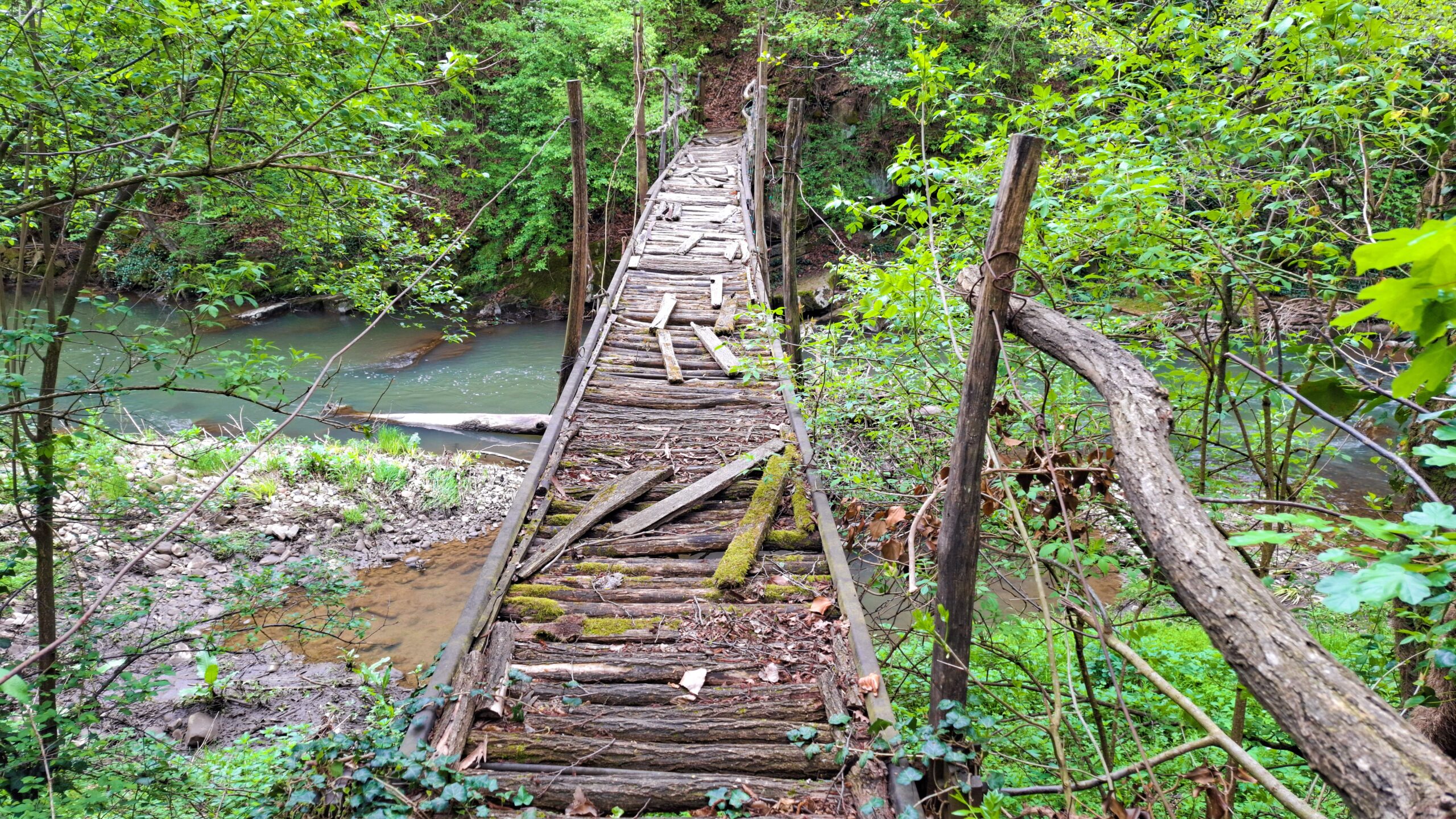 Дървеното мостче над р. Дряновска, водещо към Къртипъня