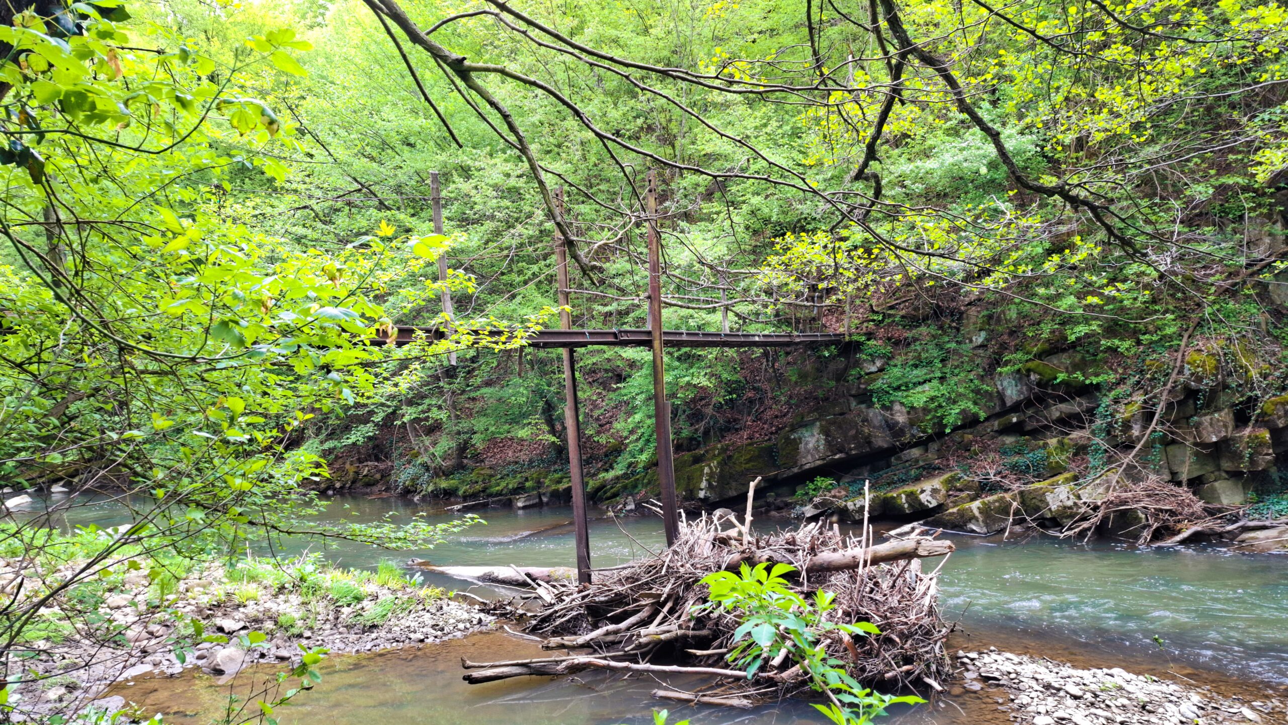 Релсовите основи на мостчето, водещо към Къртипъня