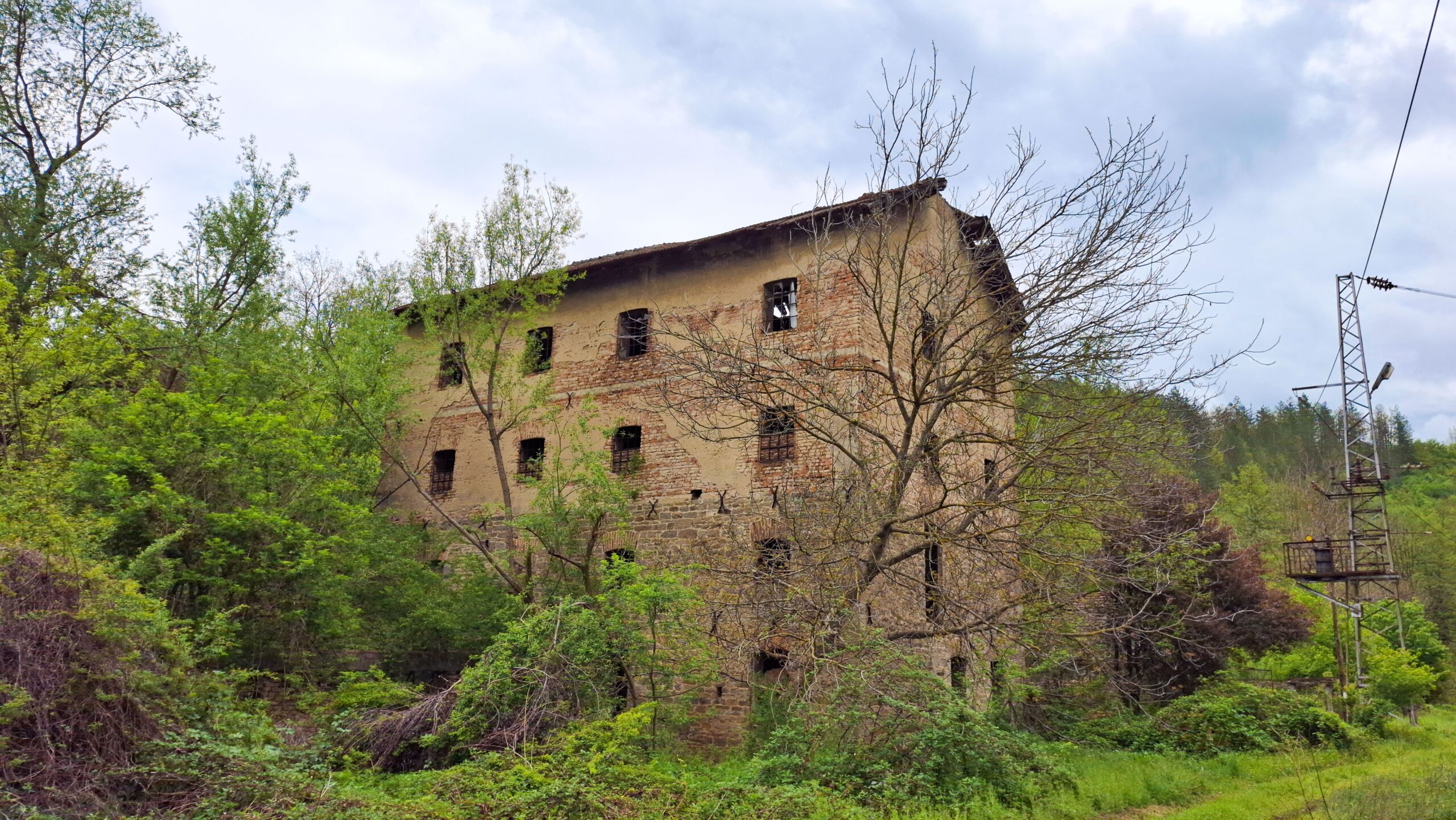 Някогашната електрифицирана мелница в Царева ливада покрай ЖП линията