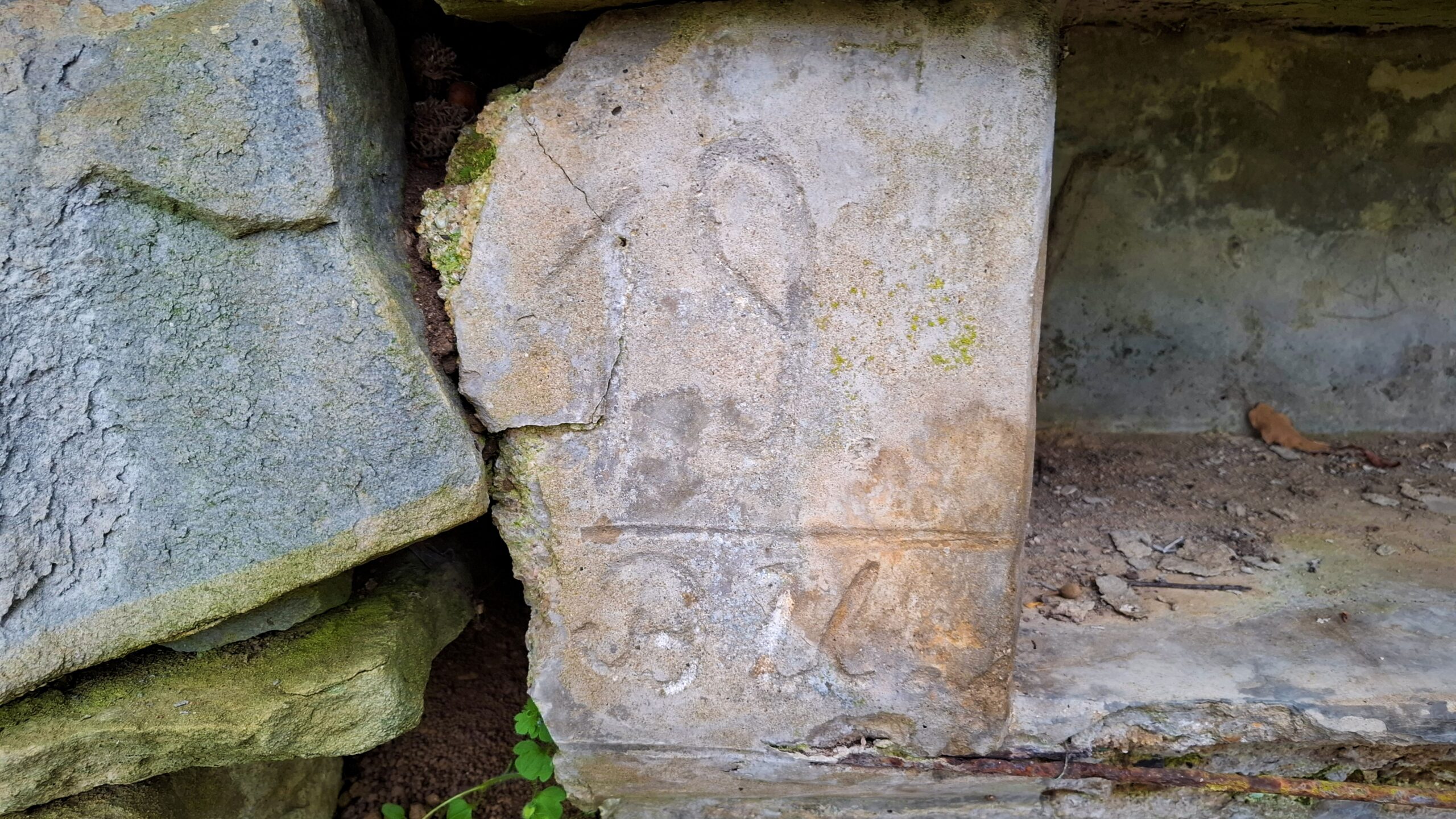 Инициали на (вероятно) създателя на чешмокладенеца над южните гробища в Къртипъня - В.И.