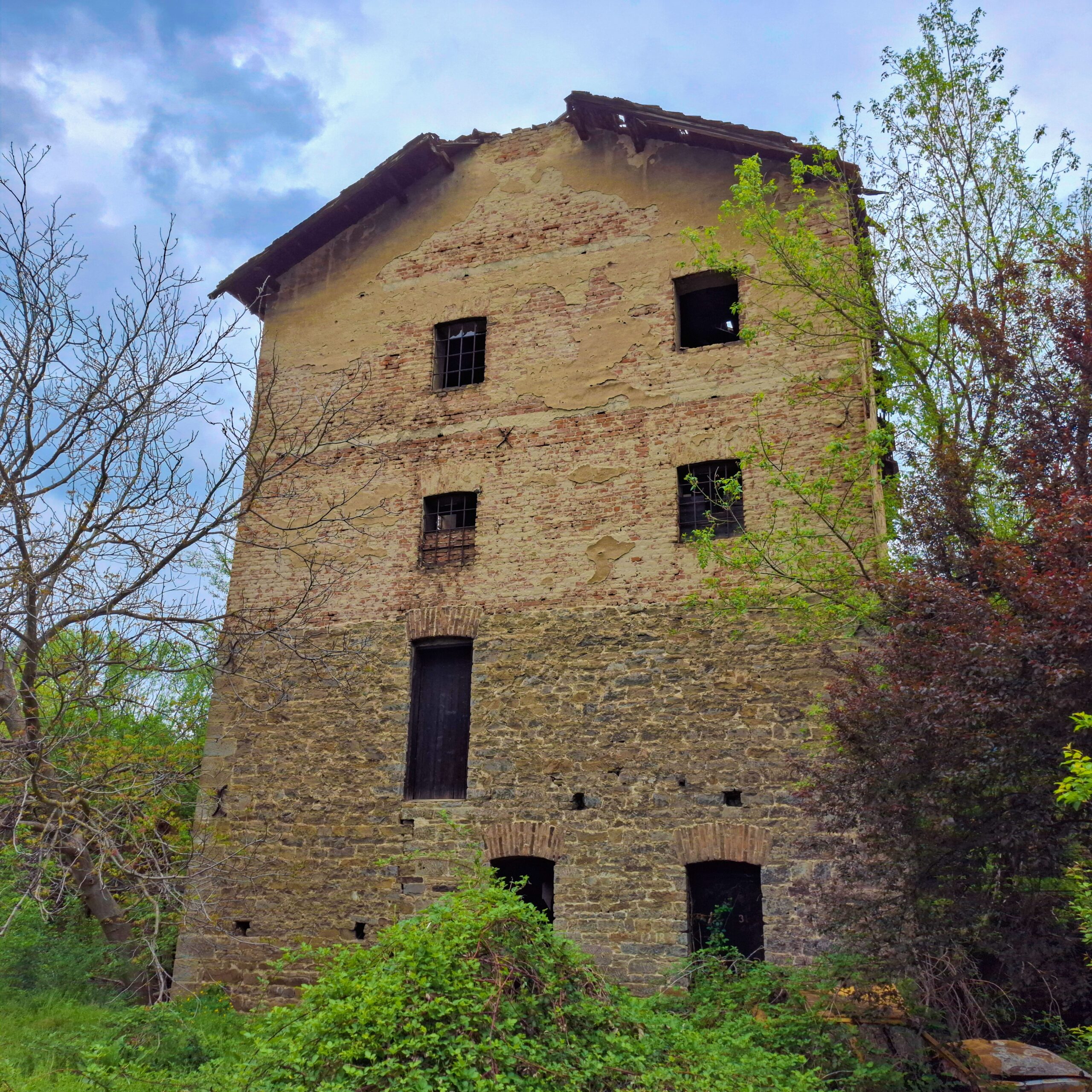Някогашната електрифицирана мелница в Царева ливада покрай ЖП линията