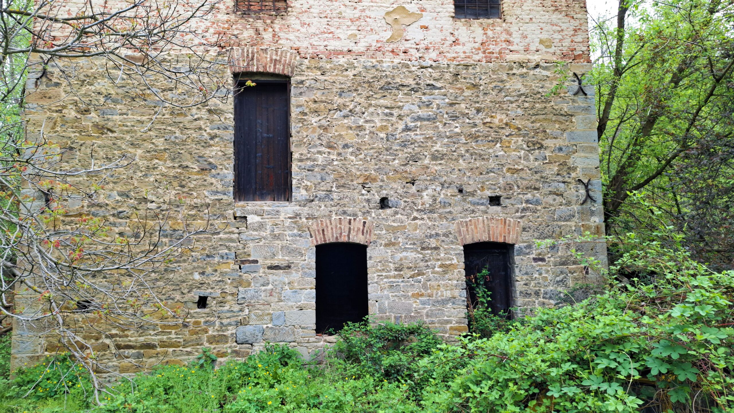 Някогашната електрифицирана мелница в Царева ливада покрай ЖП линията