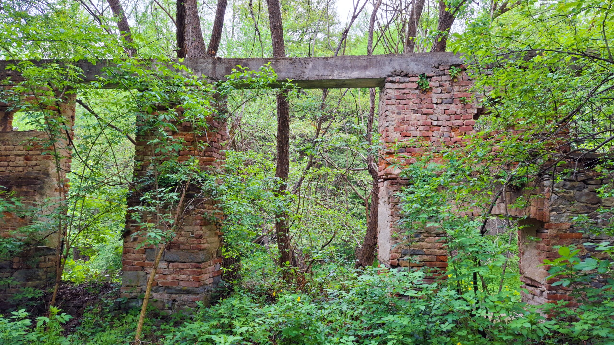 Бетонно-тухлена конструкция непосредствено до старата сграда на мелницата