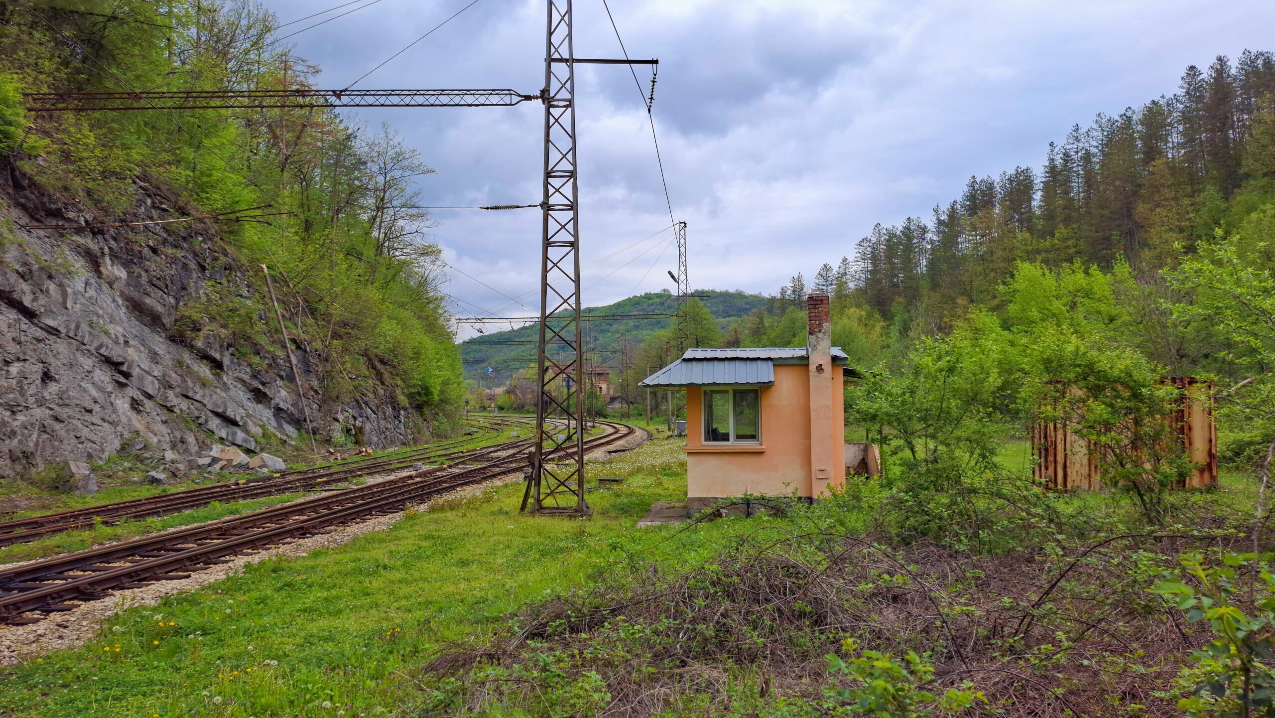 Неизползваемата ЖП кабинка, отстояща на по-малко от 1км от гара Царева ливада в посока Трявна
